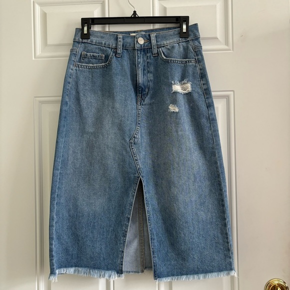 ❤️2/$15 or 3/$21❤️ Distressed Denim Midi Skirt, Size 5 - Picture 1 of 12